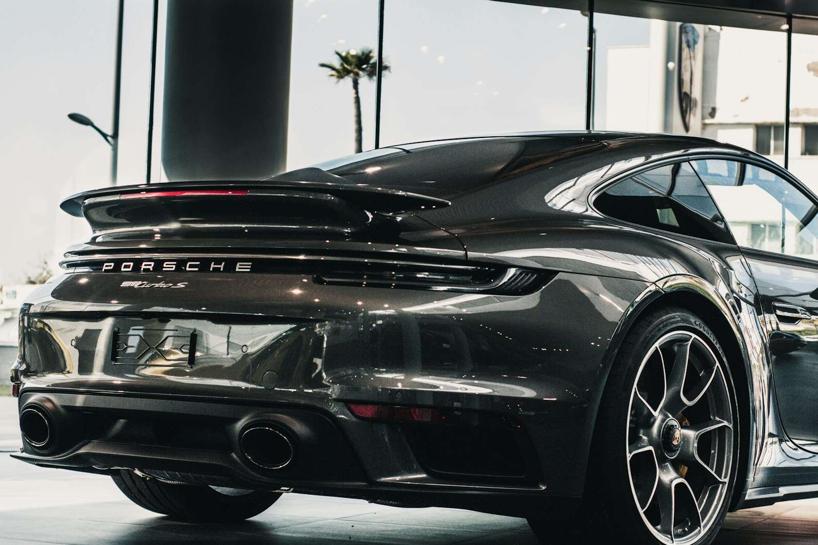 Schwarzer Porsche 911 Turbo S in einem Ausstellungsraum