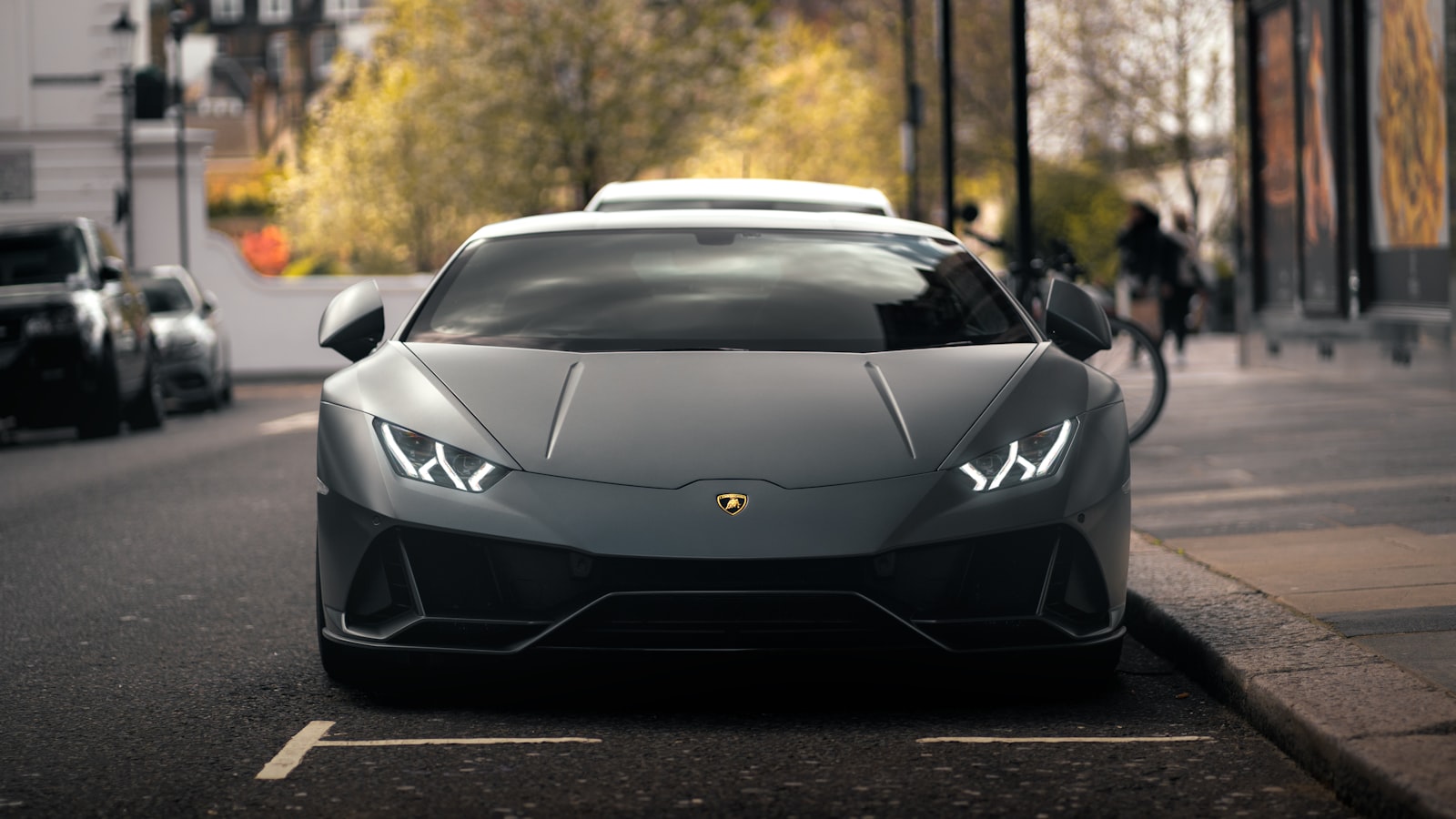 Lamborghini Huracán EVO in mattem Grau von vorn am Straßenrand